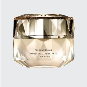 Cle De Peau the Foundation color O40 and O50